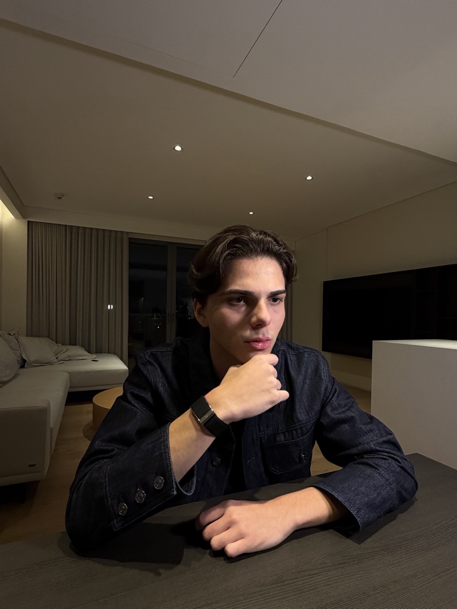 Enrico Delafiori na mesa de trabalho