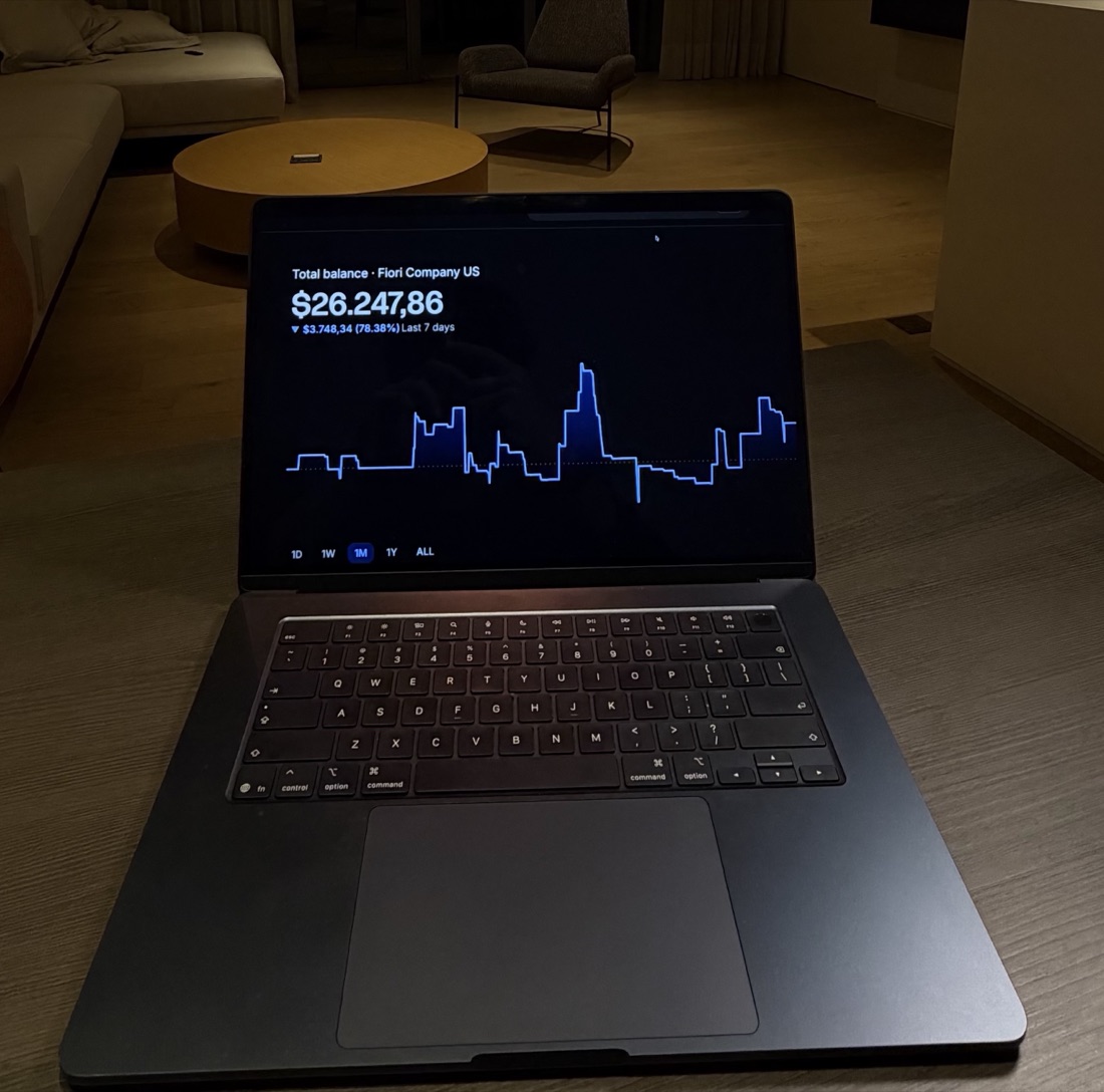 Notebook com o painel da conta em dólar da agência