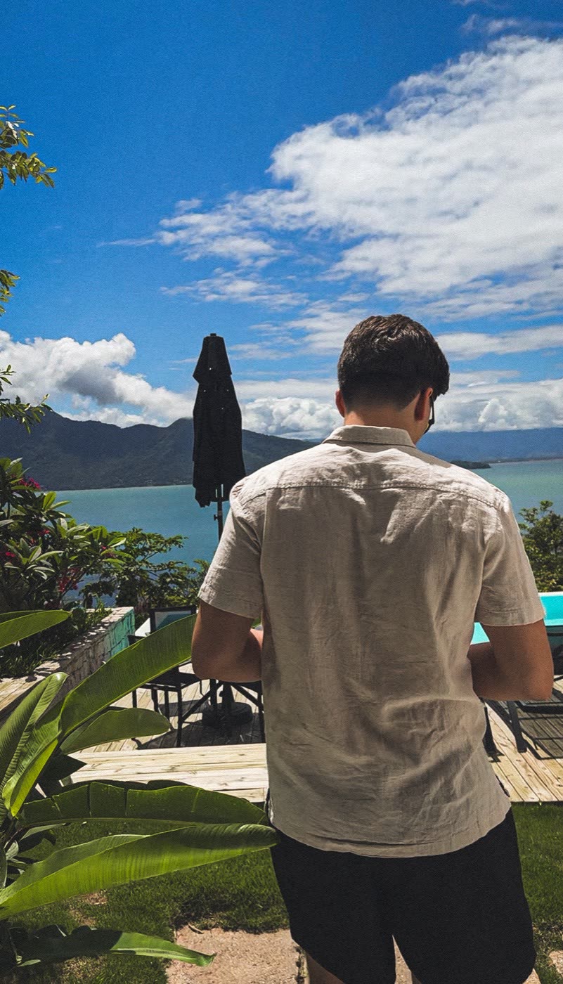 Enrico de frente para um lago